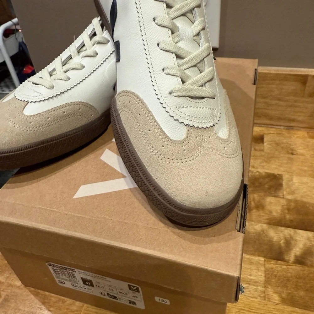 Veja Volley O.T. Leather in White and Nautico - Picture 5 of 6